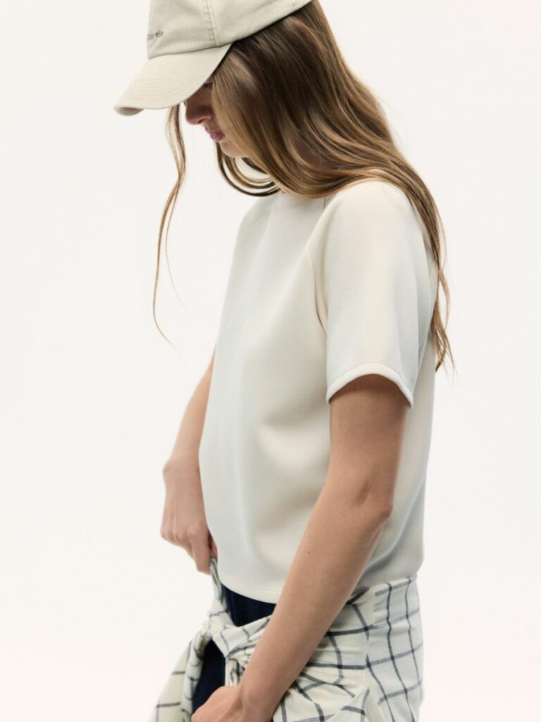 Tops und Blusen – vielseitige Layer für warme Tage